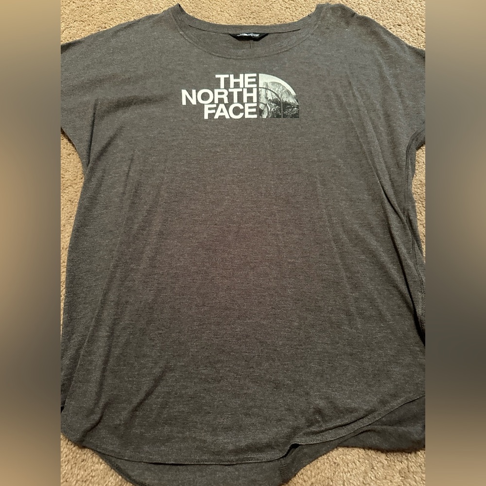 NEVER WORN NORTH FACE T-SHIRT SIZE XL